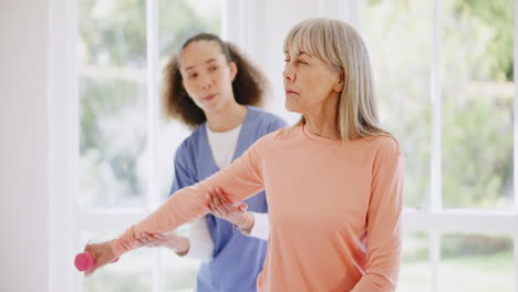 mujeres mayores, ayuda y fisioterapia para heridos