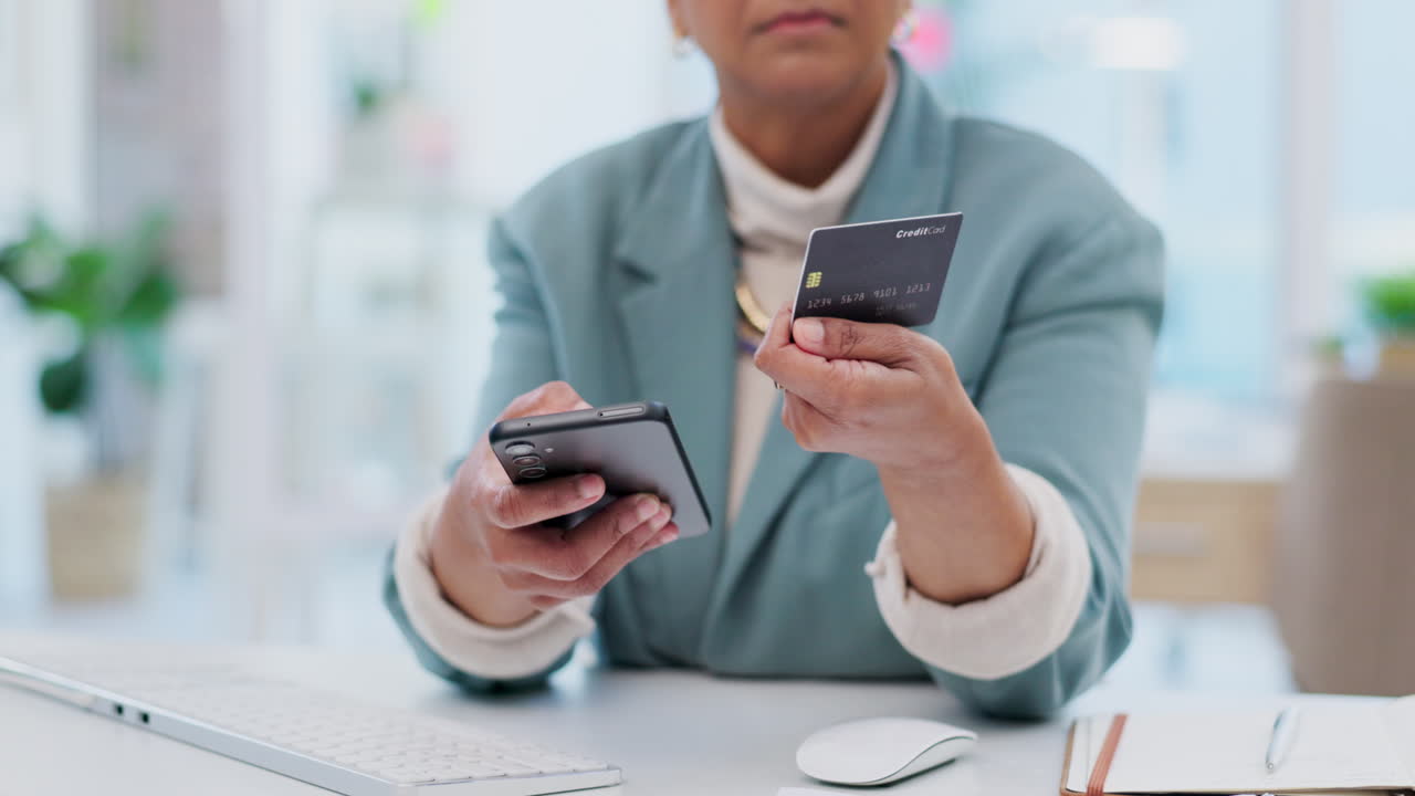 tarjeta de crédito, pago y teléfono con las manos de la mujer