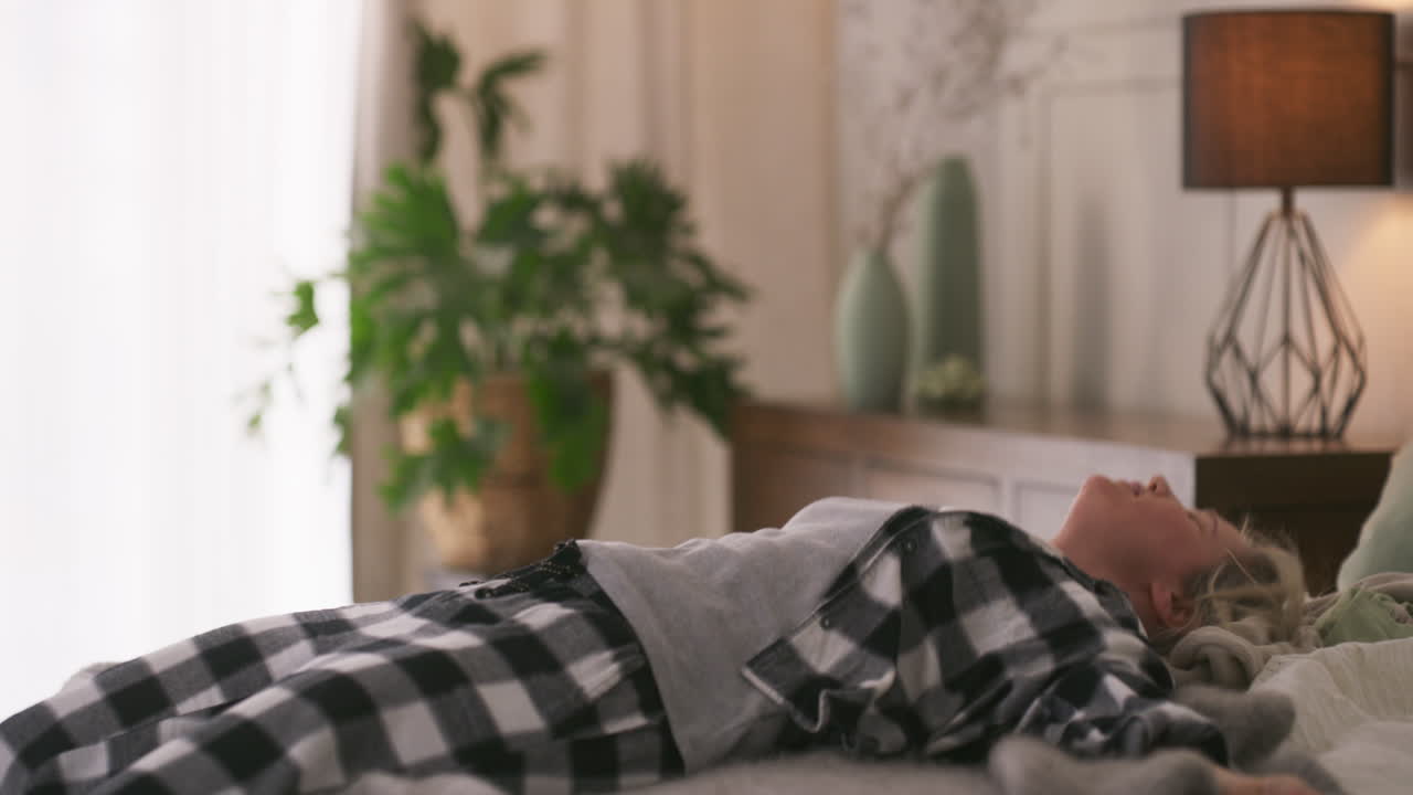 침실에서 휴식을 취하는 여자