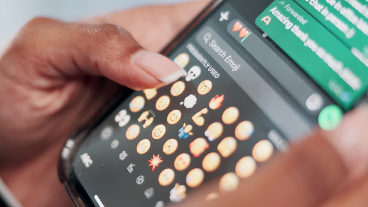Using a smartphone to communicate through chat and emojis