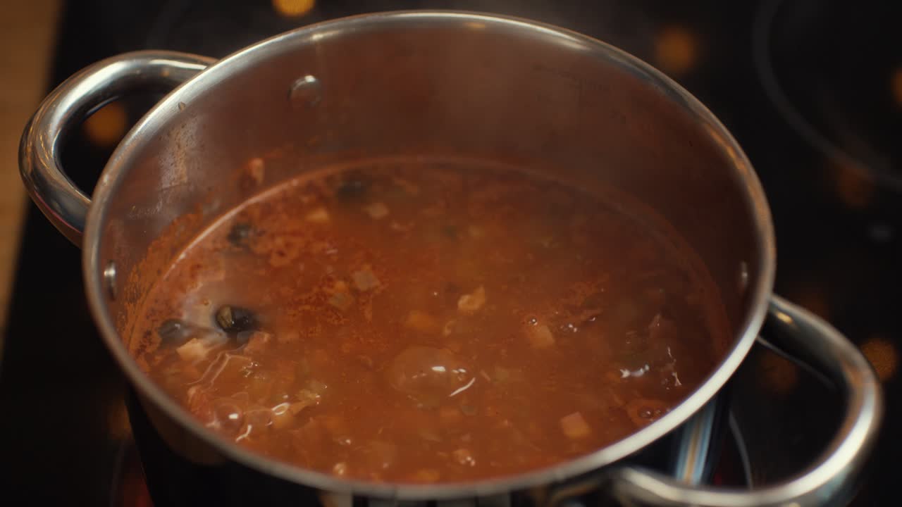 cocinando sopa en una olla