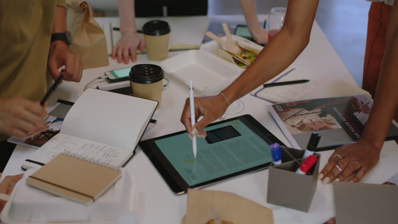 jóvenes empresarios se reúnen para hacer una lluvia de ideas líder de equipo mujer presentando ideas utilizando una tableta un grupo diverso trabajando juntos en un proyecto de marketing creativo en la sala de juntas de la oficina
