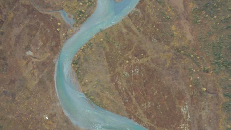 vista aérea de un río sinuoso en otoño
