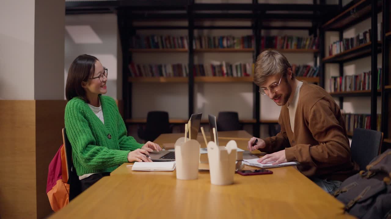 estudiantes que estudian en una biblioteca