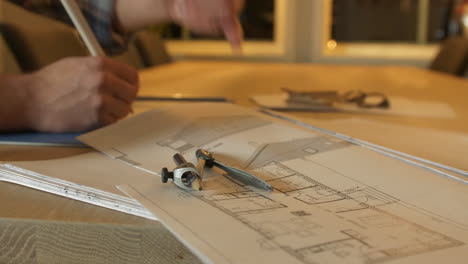arquitecto trabajando en mesa de dibujo