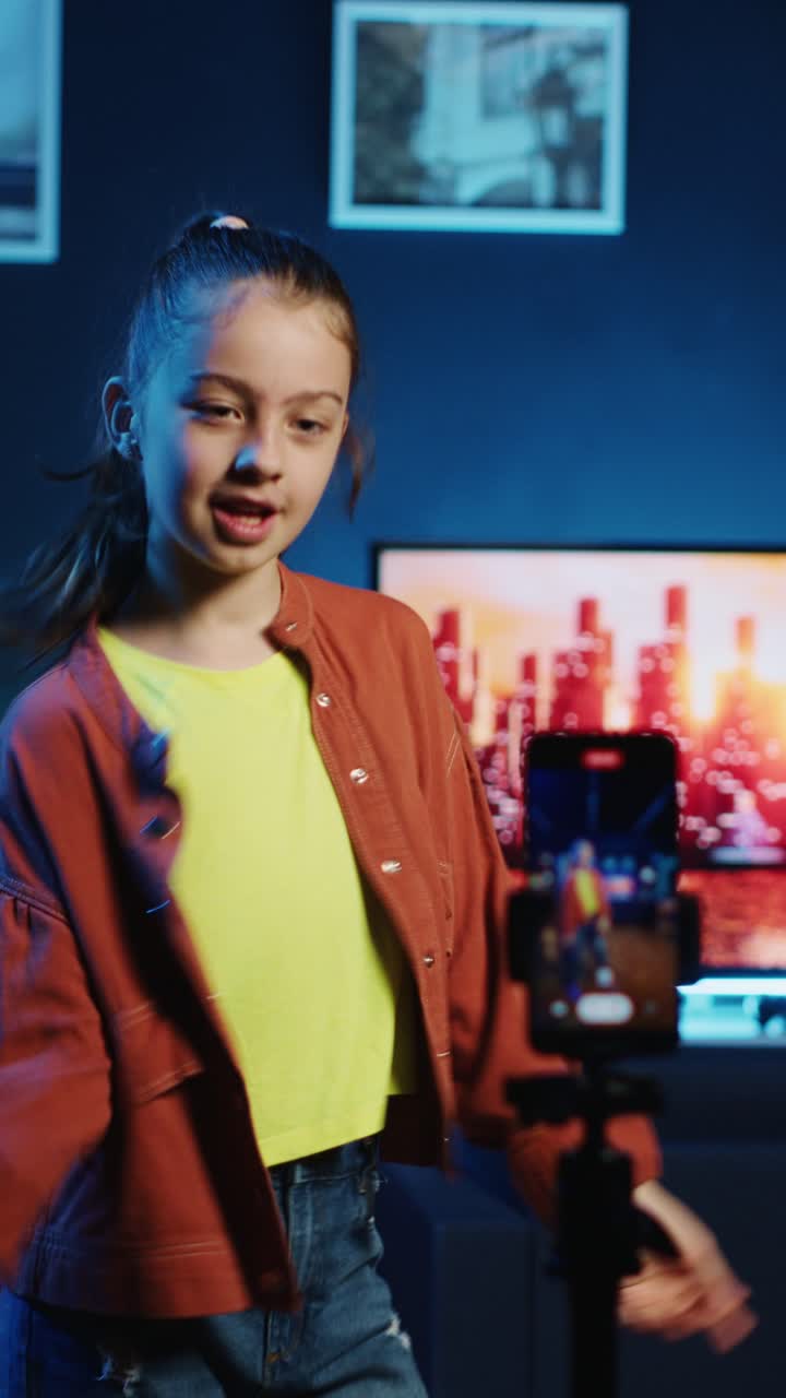 Video verticale. Bambina che esegue delle belle mosse di danza, filmando una challenge virale usando uno smartphone