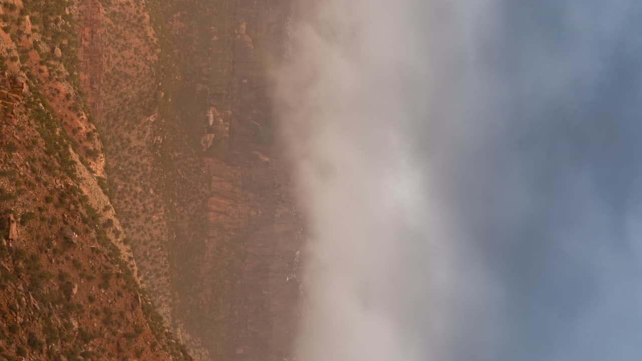 lapso de tiempo panorámico de nubes de lluvia en el desierto del sur de utah con acantilados rojos y buttes en orientación vertical