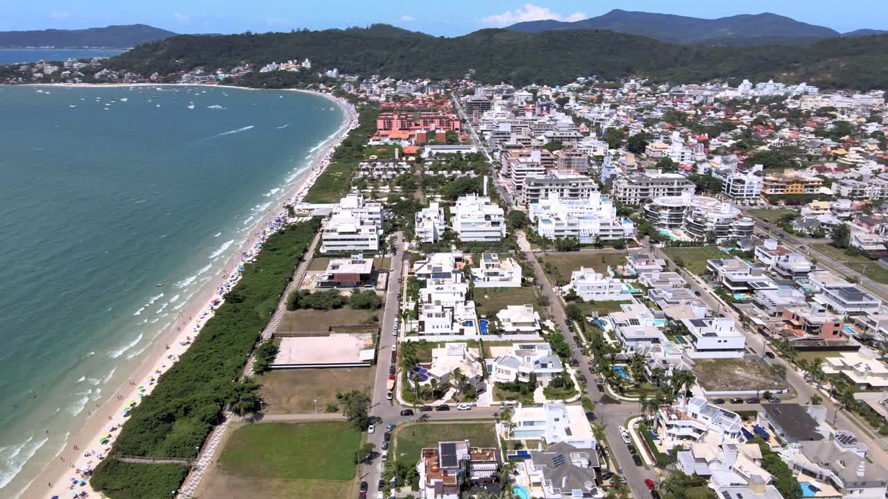 escena aérea de drones de la lujosa ciudad costera de florianópolis urbanismo de playa con muchas casas y apartamentos frente al mar en jurere internacional florianópolis