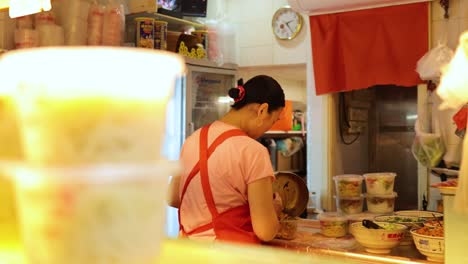 verkäufer kocht und serviert essen an einem stall