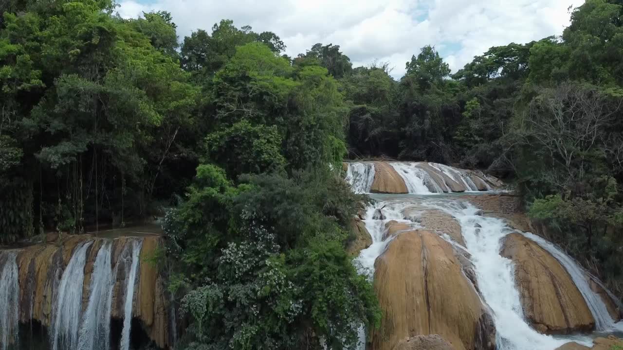 toma de un dron de una cascada en cascadas de agua azul
