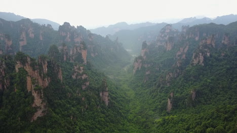 Luftneigung-In-Hunan,-China:-Türme-Und-Nebel-Im-Tal-Des-Zhangjiajie-Parks