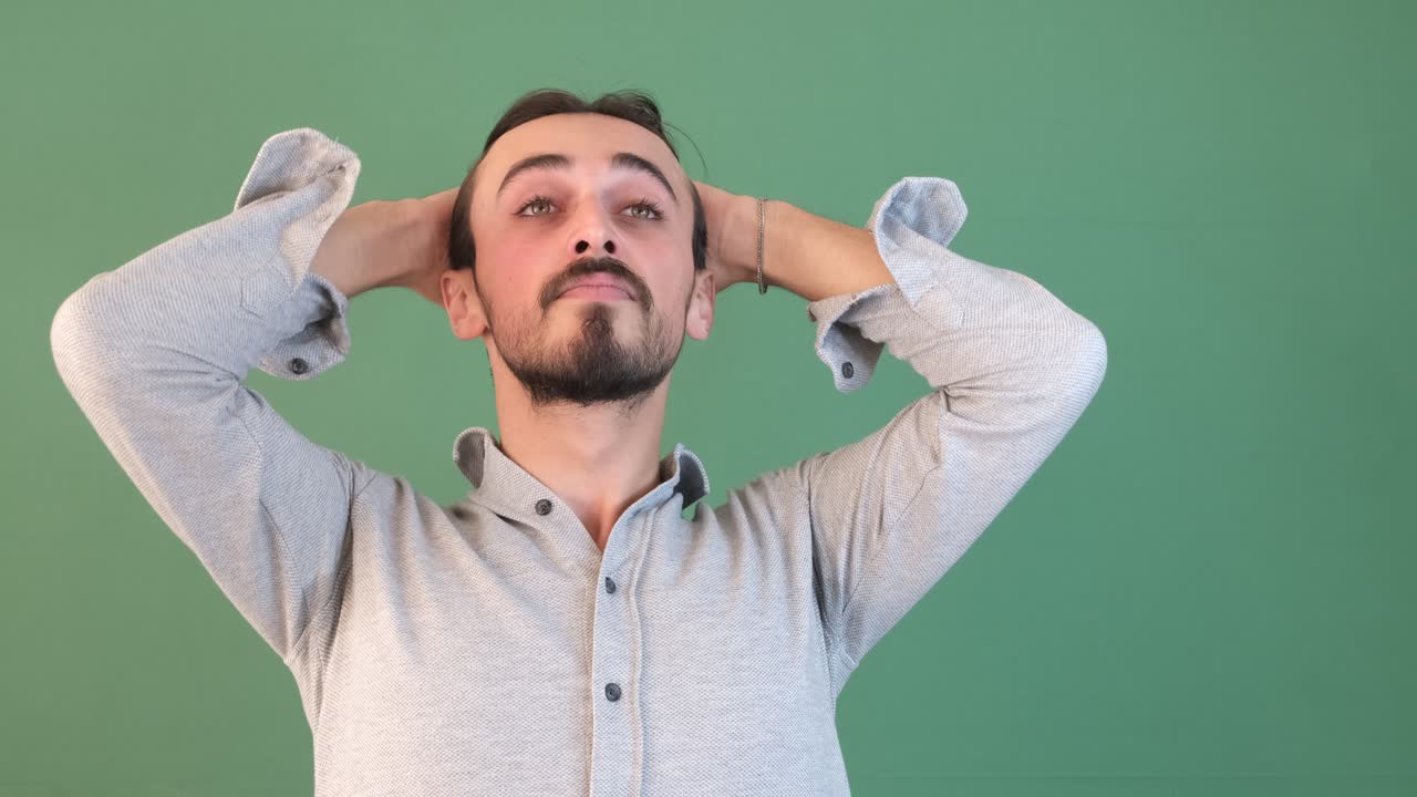 잠자는 수염이 있는 남자