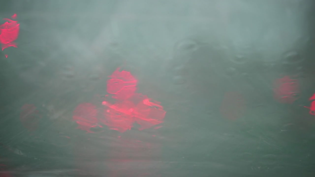 유리에 물방울이 닫히고, 비가 사라지고, 큰 빗방울이 여름 소나기 동안 창유리를 때립니다, 4k, 비 시리즈 - 6