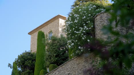 The-castle-walls-of-the-old-village-Gordes,-France