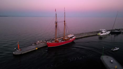 Fregatte-Abenddämmerung-Hafen-Dänemark-Drohne