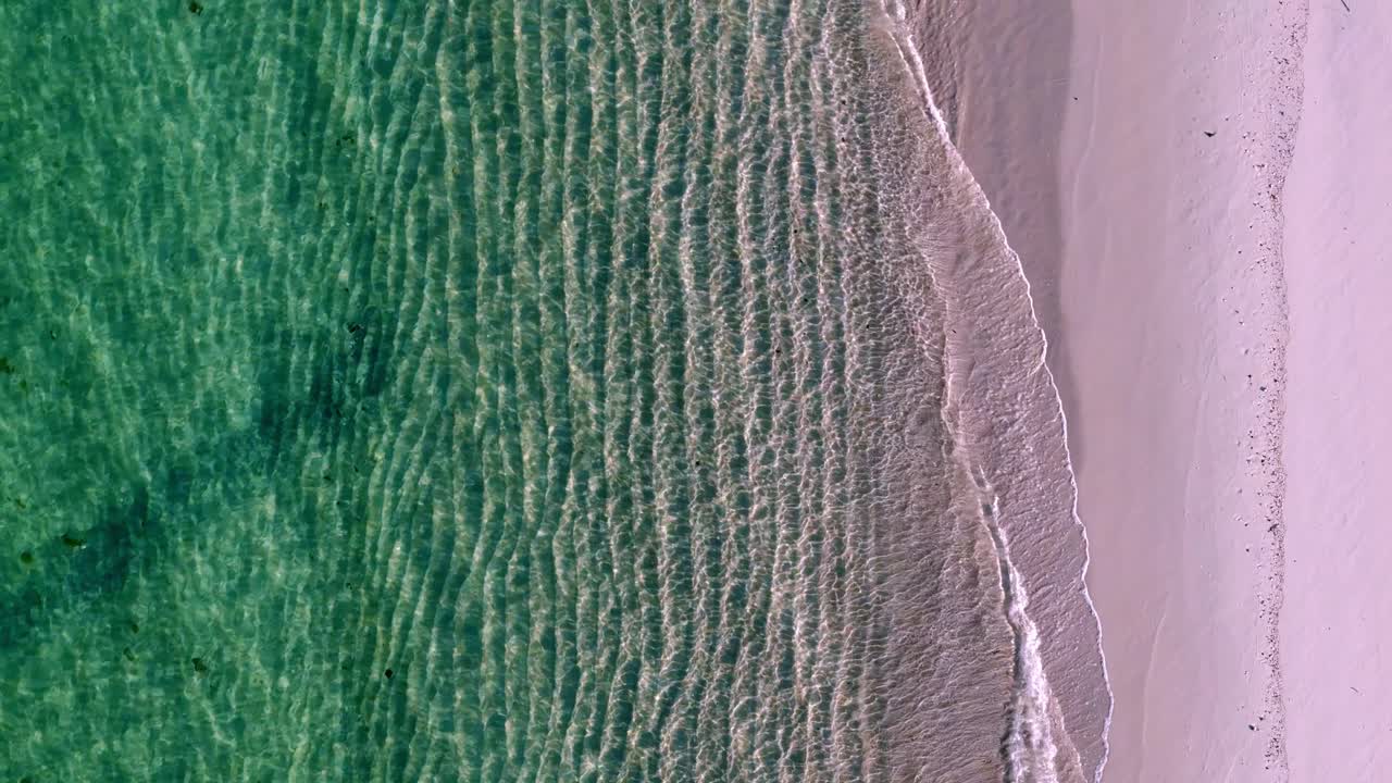 una spiaggia tranquilla con le onde che si infrangono sulla sabbia e un'onda verde dell'oceano che arriva dalla riva e un'onda verde dell'oceano che arriva dalla cima