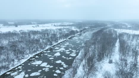 Vista-Aérea-Del-Hielo-Flotando-Río-Abajo