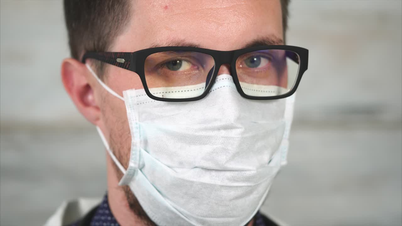 médico con gafas y una máscara protectora