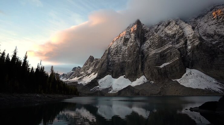 Lago Floe al tramonto nel Parco Nazionale Kootenay