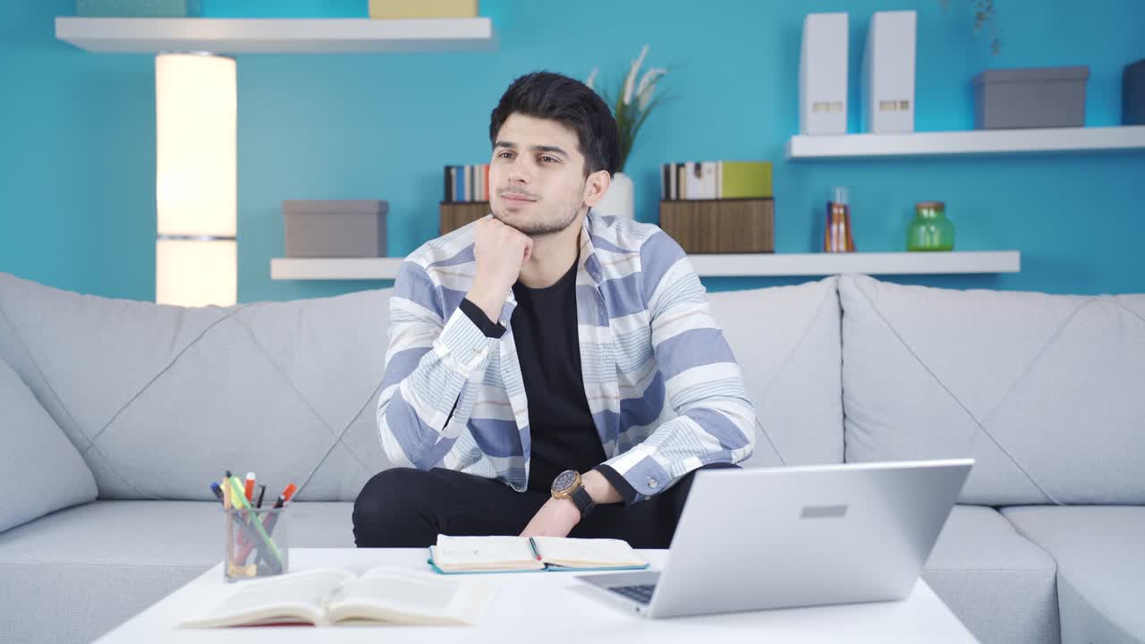 el joven con hermosos sueños está soñando.