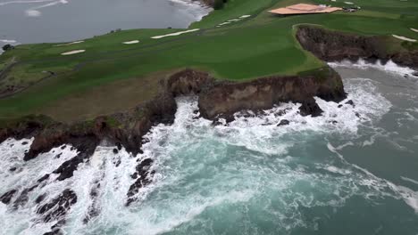 Olas-Rompiendo-Contra-Los-Acantilados-A-Lo-Largo-Del-Campo-De-Golf-De-Pebble-Beach---Revelación-Aérea-De-Retroceso