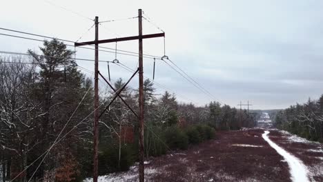 Aufsteigende-Luftaufnahmen-An-Einem-Stromleitungskorridor-Im-Osten-Von-Massachusetts