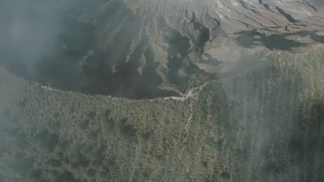 toma aérea de pájaros del espectacular volcán chichonal con lago de cráter en el valle durante el día soleado