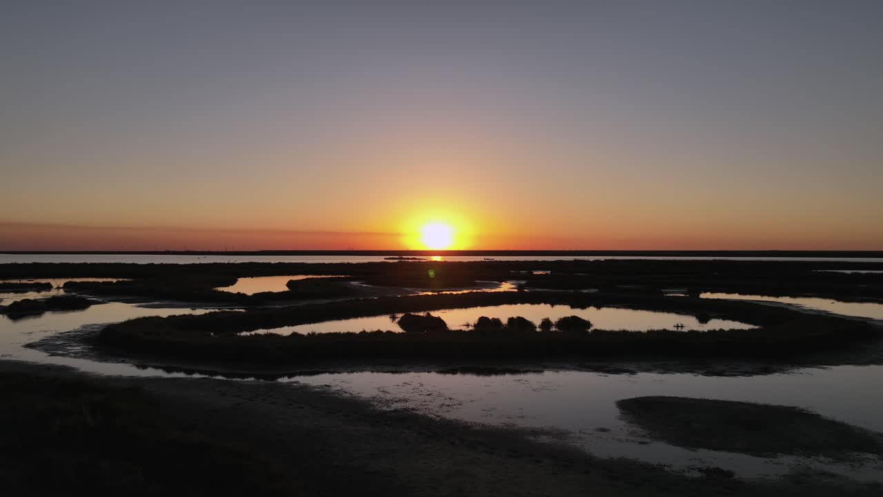 Pôr do sol sobre Aransas Pass na Baía de Port, Texas