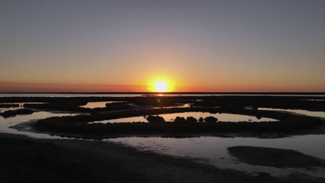 puesta de sol sobre el paso de aransas en port bay texas