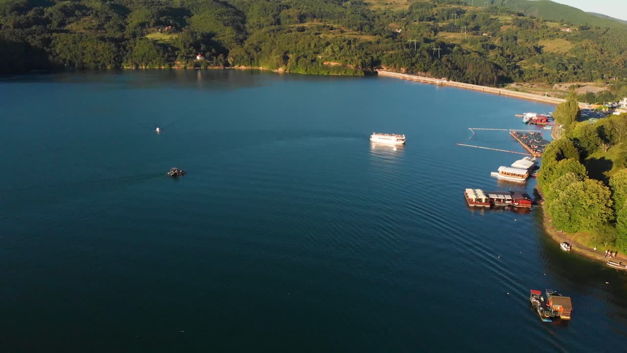 세르비아의 페루카크 호수와 드리나 강 위에서 드론이 아졌다.