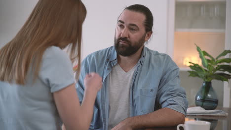 hombre barbudo y mujer discutiendo 2