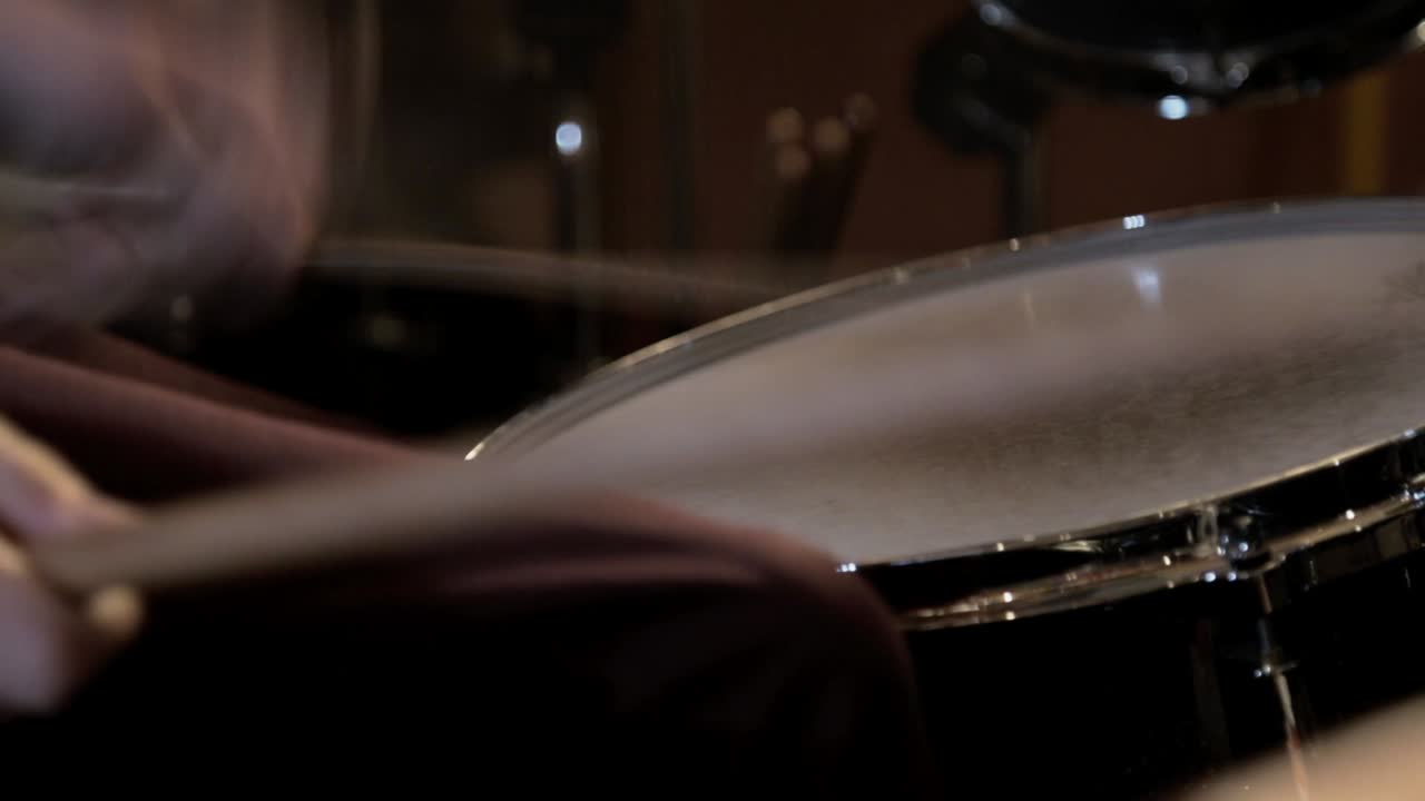 un baterista toca rellenos de batería lentos