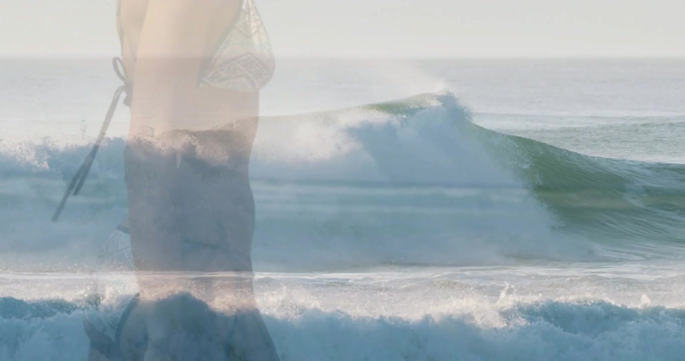 Doppia esposizione di donna in bikini che cammina tra le onde dell'oceano