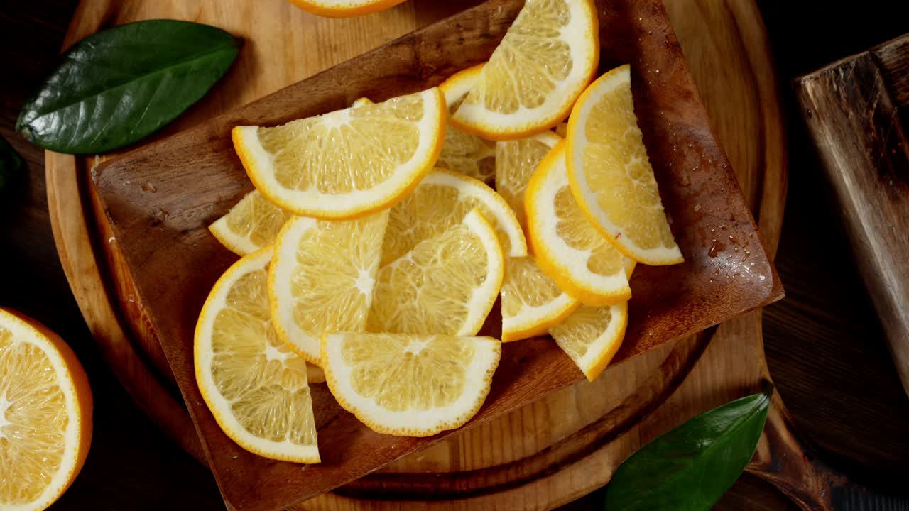 접시에 익은 오렌지 조각을 천천히 회전시키십시오.