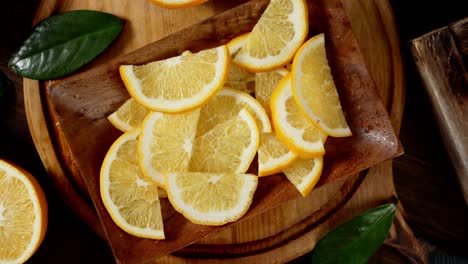 rebanadas de naranja madura en el plato para girar lentamente.