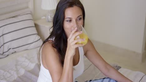 Junge-Frau-Genießt-Ein-Glas-Orangensaft