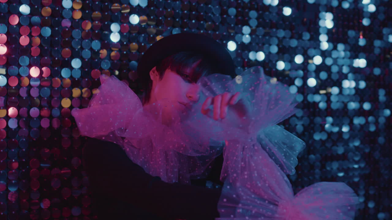 joven sentada en el suelo en una pared brillante