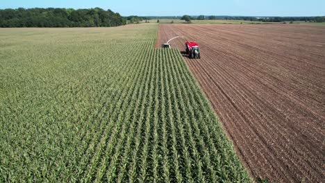 une exploitation agricole dans le ne wisconsin hache et recueille du maïs pour l'ensilage-4