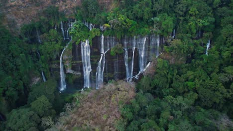 amplio punto de vista aéreo de la cascada en michoacán mexico rodeado de exuberantes bosques verdes