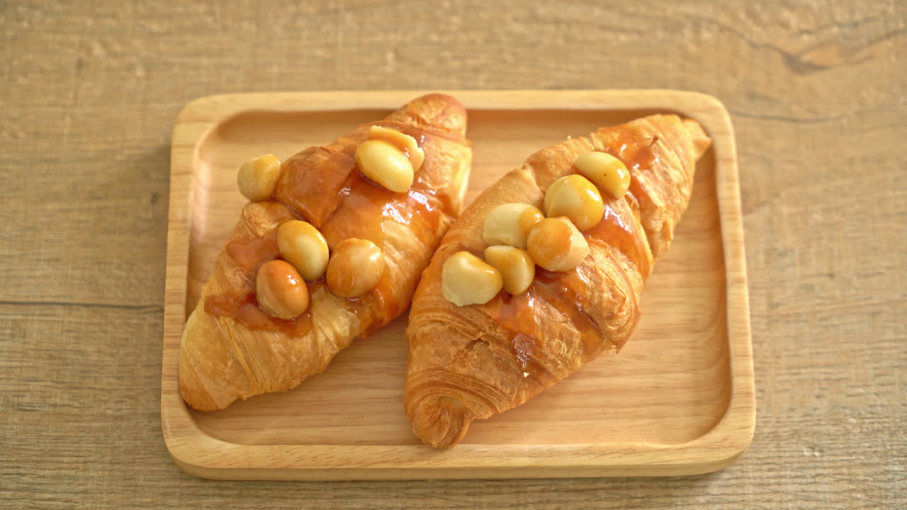 croissant con macadamia e caramello