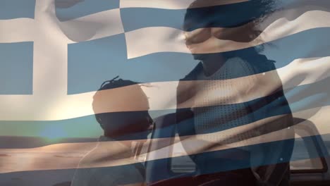 bandera de grecia ondeando sobre mujer afroamericana romántica con un hombre mientras está sentada en una camioneta