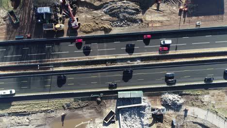 Disparo-De-Drone-Desde-Un-Sitio-De-Construcción-En-Una-Carretera