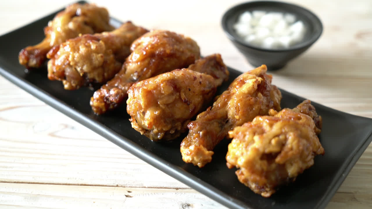 한국식 소스를 곁들인 프라이드 치킨