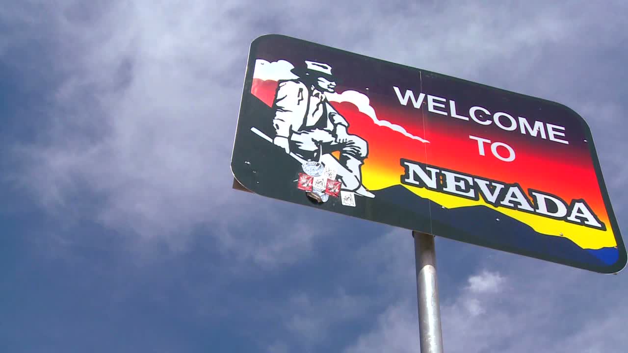 un cartel da la bienvenida a los visitantes a nevada
