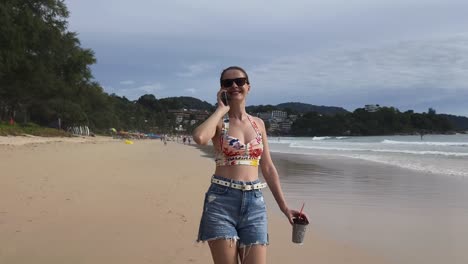 una mujer disfrutando de un día en la playa.