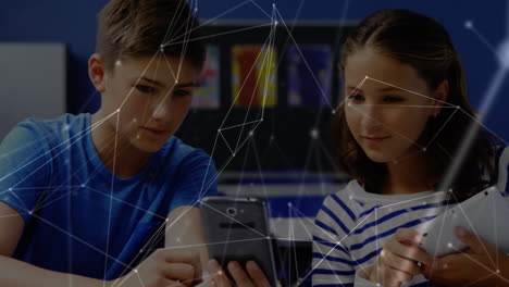 animación de redes de conexiones entre diversos escolares que utilizan teléfonos inteligentes