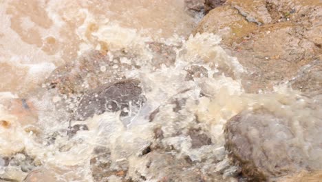 wasserstrom spritzt über felsen