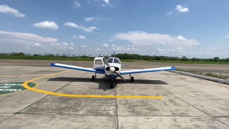 Piper-Flugzeug-Auf-Plattform,-Nachmittags