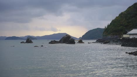 el santuario meoto iwa futami, temprano en la mañana en la prefectura de mie, japón