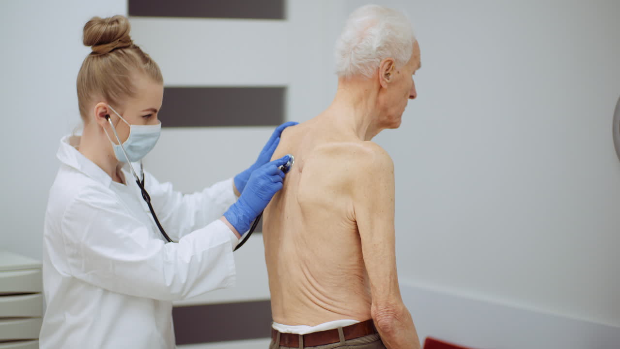 청진기로 노인을 진찰하는 여의사 4